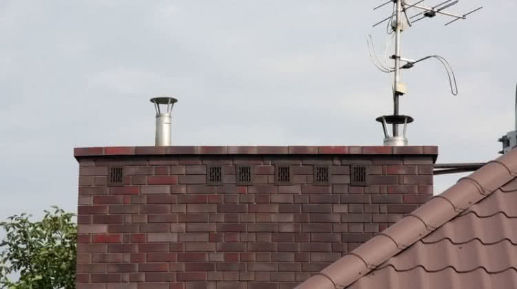 Komin wykonany z cegły klinkierowej należy wykończyć pełnymi spoinami