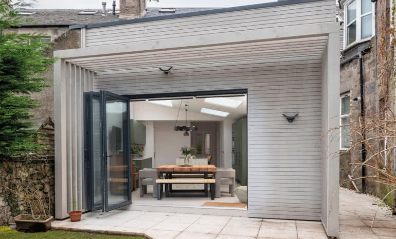 Dach płaski jako źródło światła. Funkcjonalne rozwiązanie na wąskie działki