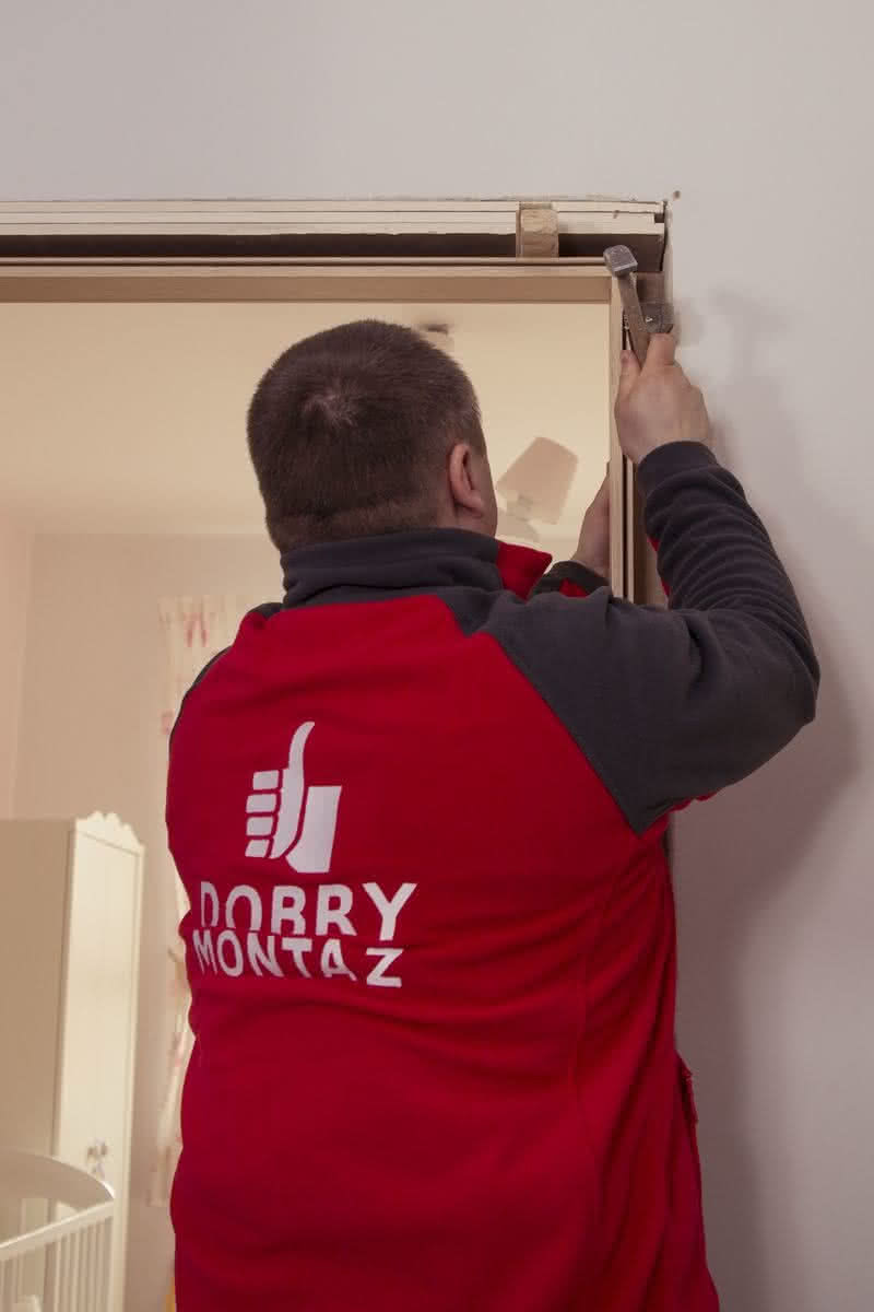 Ramę w otworze drzwiowym blokujemy za pomocą klinów drewnianych Ramę w otworze drzwiowym blokujemy za pomocą klinów drewnianych